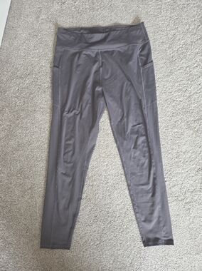 High-Rise Gray Active Leggings with Side Pockets